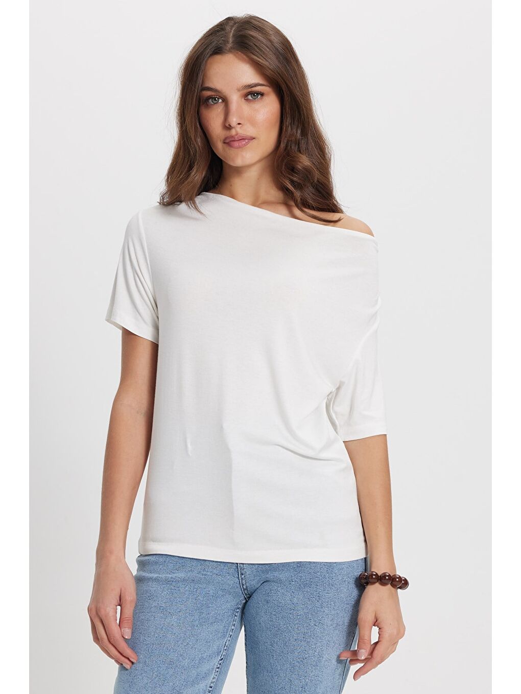 Kadın Oversize Rahat Kesim Asimetrik Yaka Kısa Kol Ekru Viskon Bluz-6