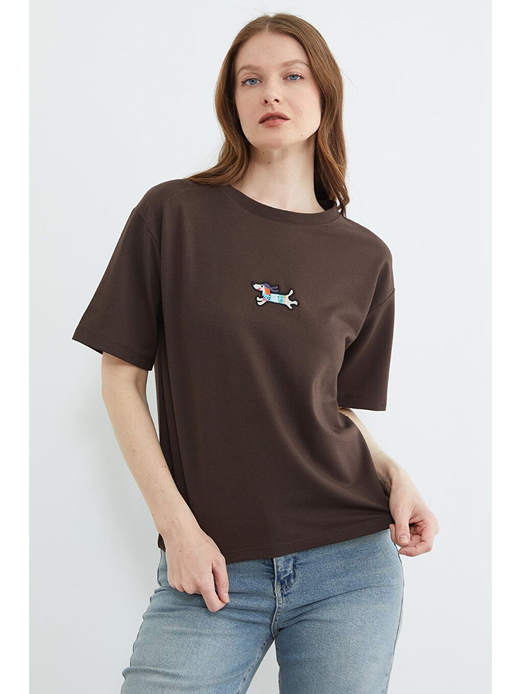 Kahverengi Köpek Nakışlı Bisiklet Yaka Salaş Tişört-1