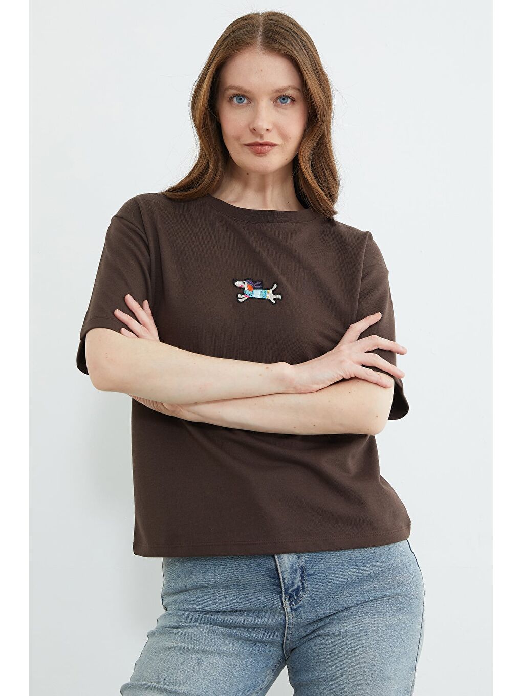 Kahverengi Köpek Nakışlı Bisiklet Yaka Salaş Tişört-2