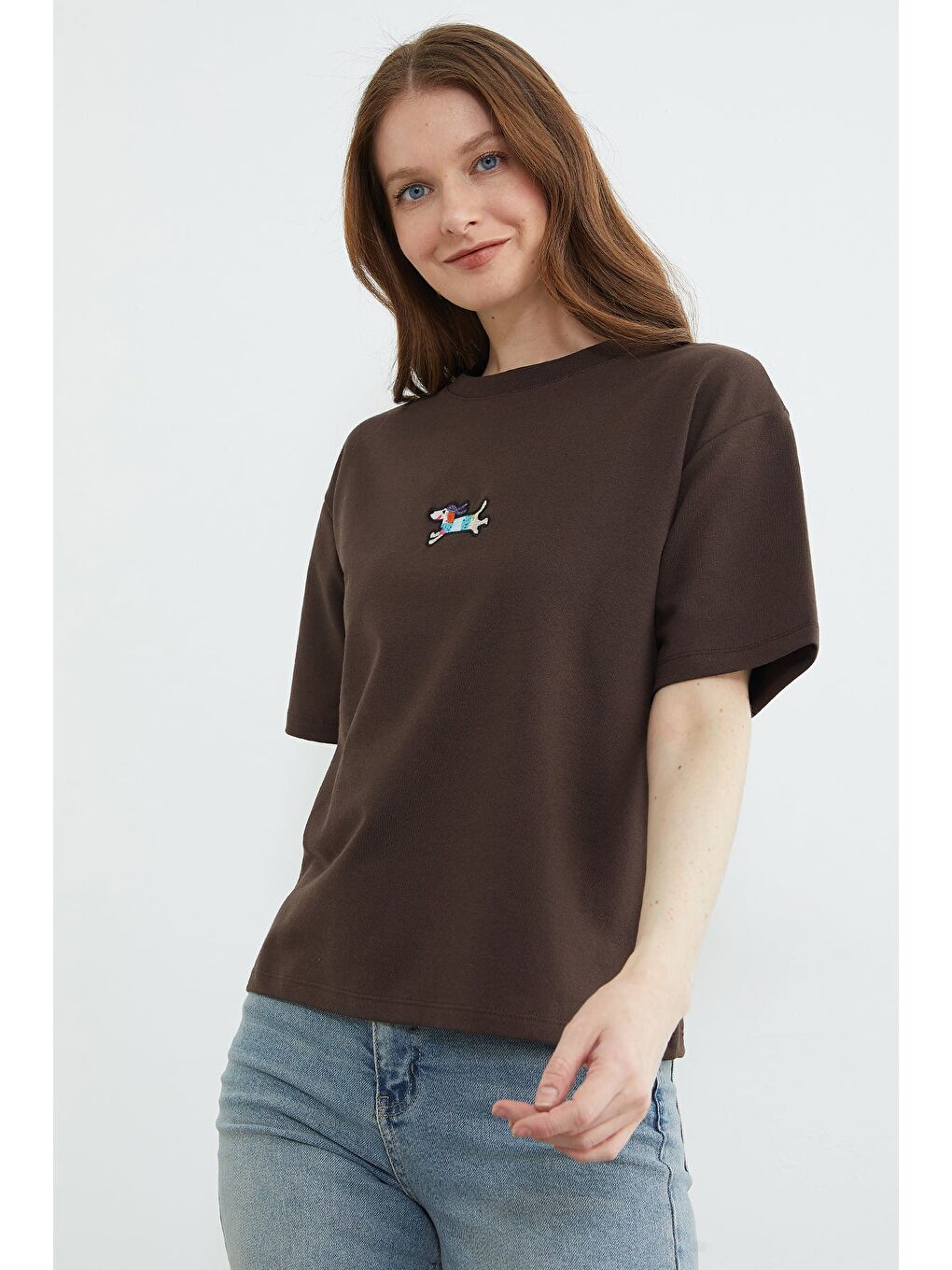 Kahverengi Köpek Nakışlı Bisiklet Yaka Salaş Tişört-3