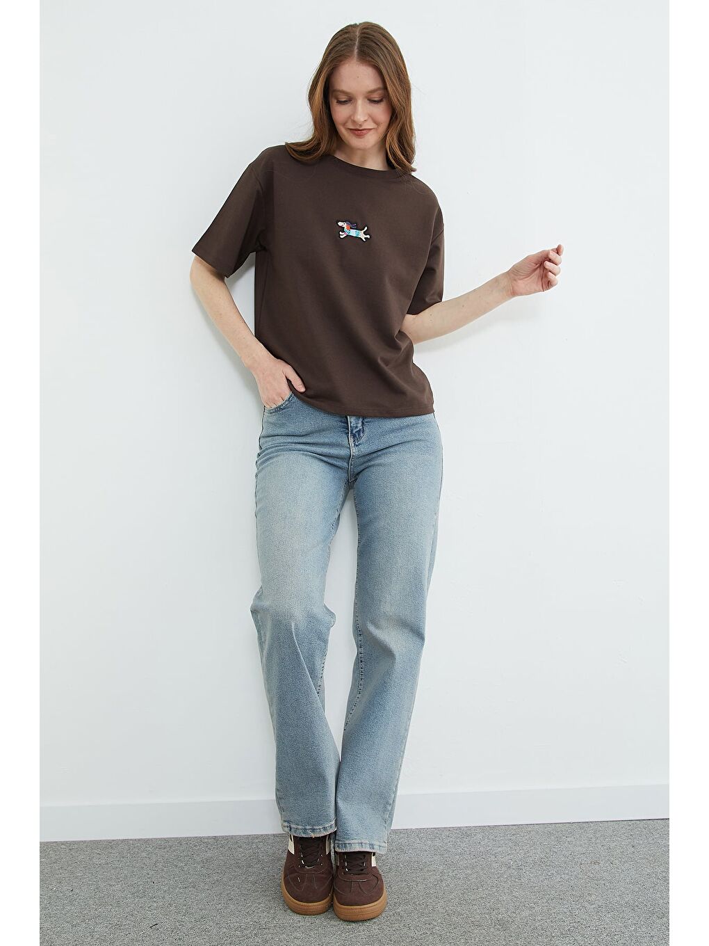 Kahverengi Köpek Nakışlı Bisiklet Yaka Salaş Tişört-4