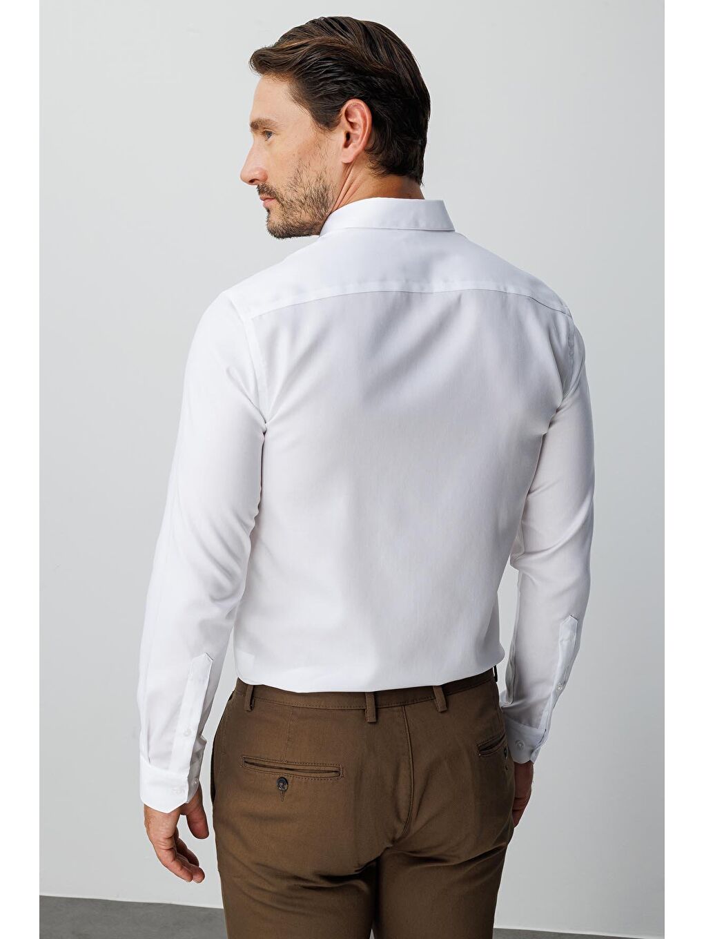 Beyaz Slim Fit Dar Kalıp Klasik Yaka Düz Uzun Kollu Cepsiz %100 Pamuk Gömlek-3