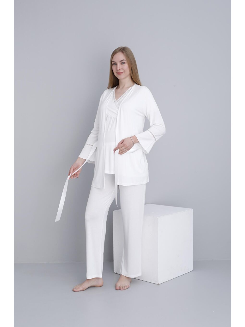 Beyaz Dantel Şeritli V Yaka Sabahlıklı Hamile ve Lohusa Pijama Takımı