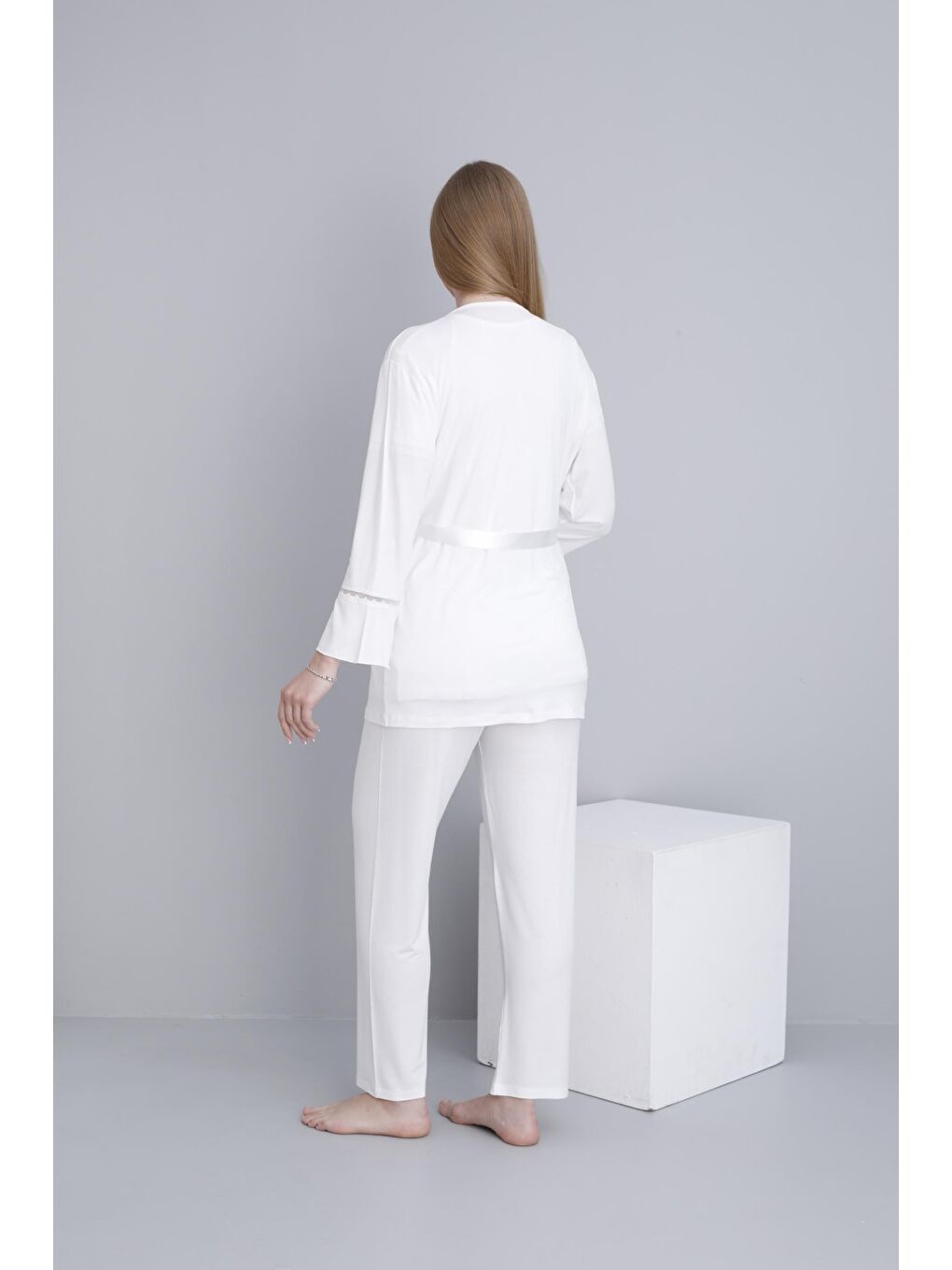 Beyaz Dantel Şeritli V Yaka Sabahlıklı Hamile ve Lohusa Pijama Takımı-1