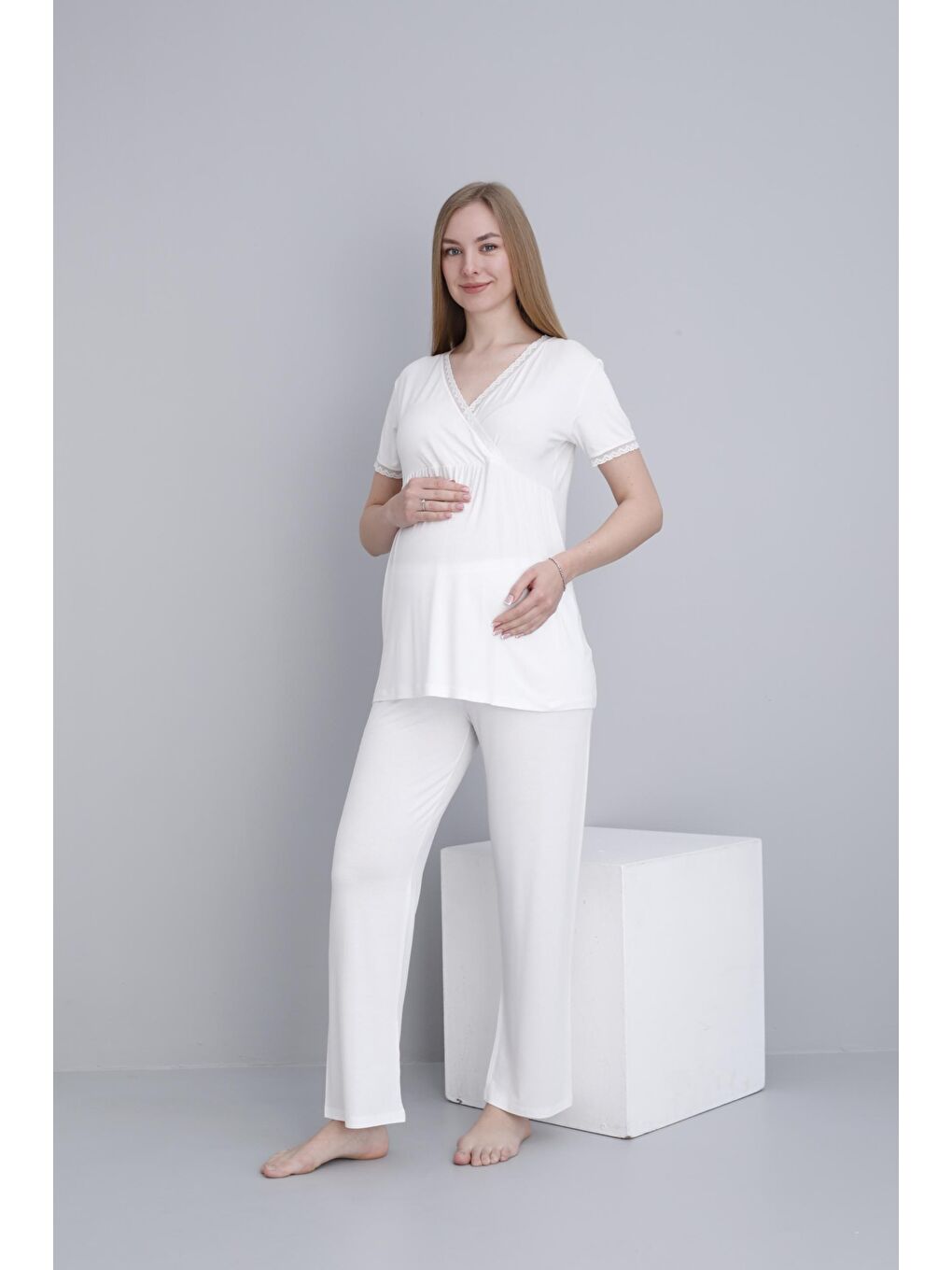 Beyaz Dantel Şeritli V Yaka Sabahlıklı Hamile ve Lohusa Pijama Takımı-3