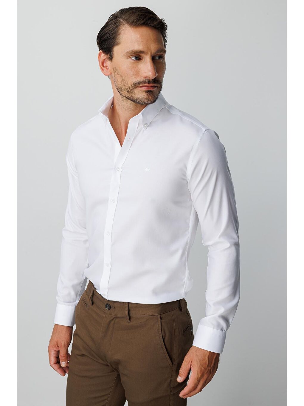 Beyaz Slim Fit Dar Kalıp Klasik Yaka Düz Uzun Kollu Cepsiz %100 Pamuk Gömlek-4