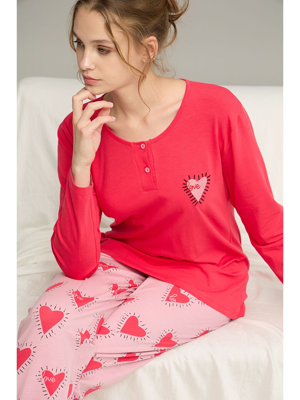 Kırmızı Narçiçeği Desenli Düğmeli Örme Pamuklu Pijama Takım25240218