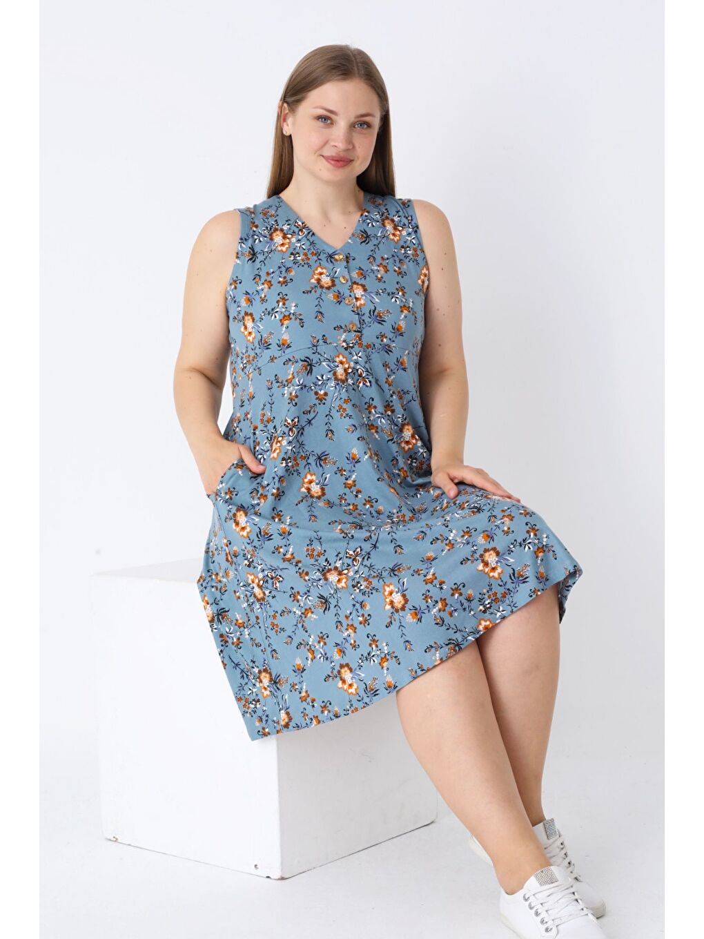 Mavi Kadın Çiçek Desenli Cepli Düğmeli Askılı Büyük Beden Pamuklu Elbise-4