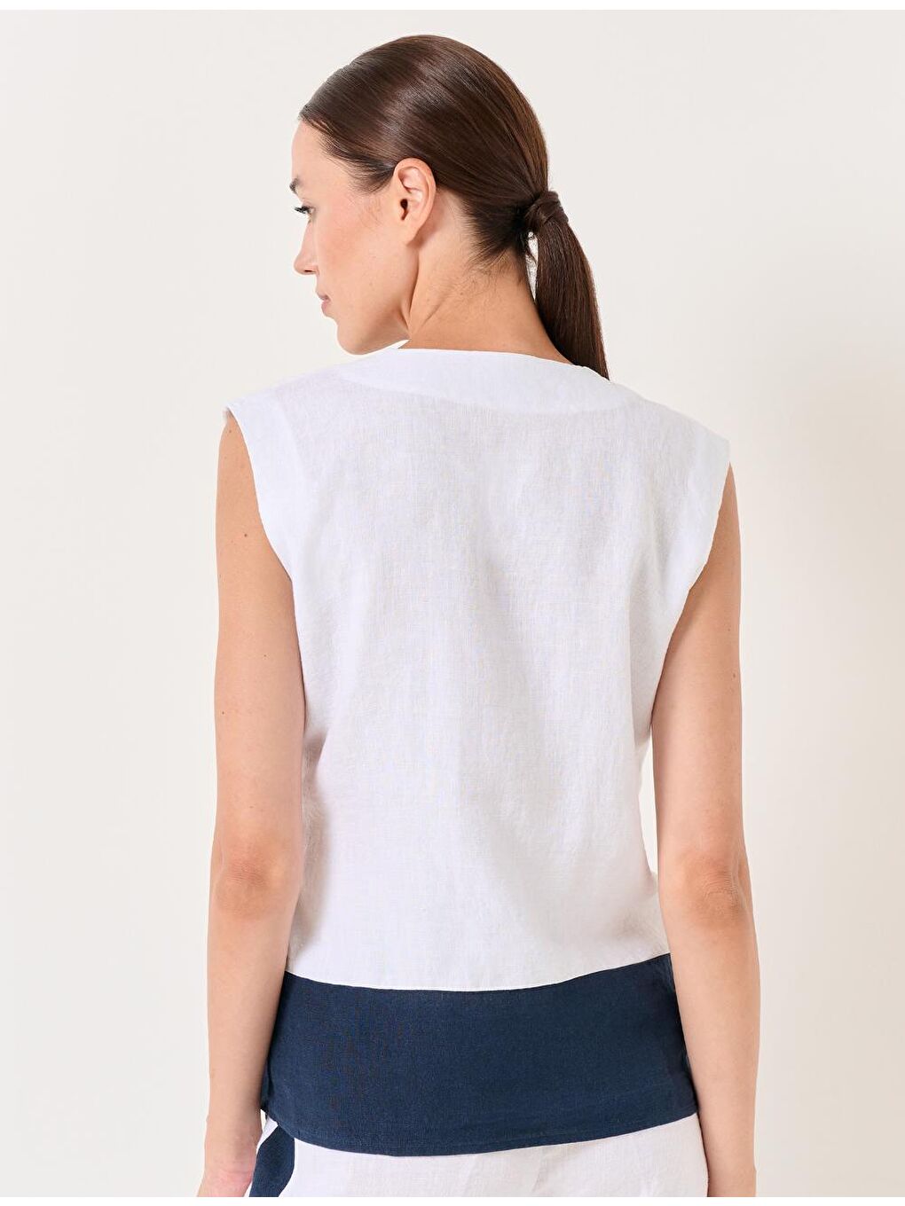 Beyaz Kruvaze Yaka Kolsuz Keten Klasik Yelek-5