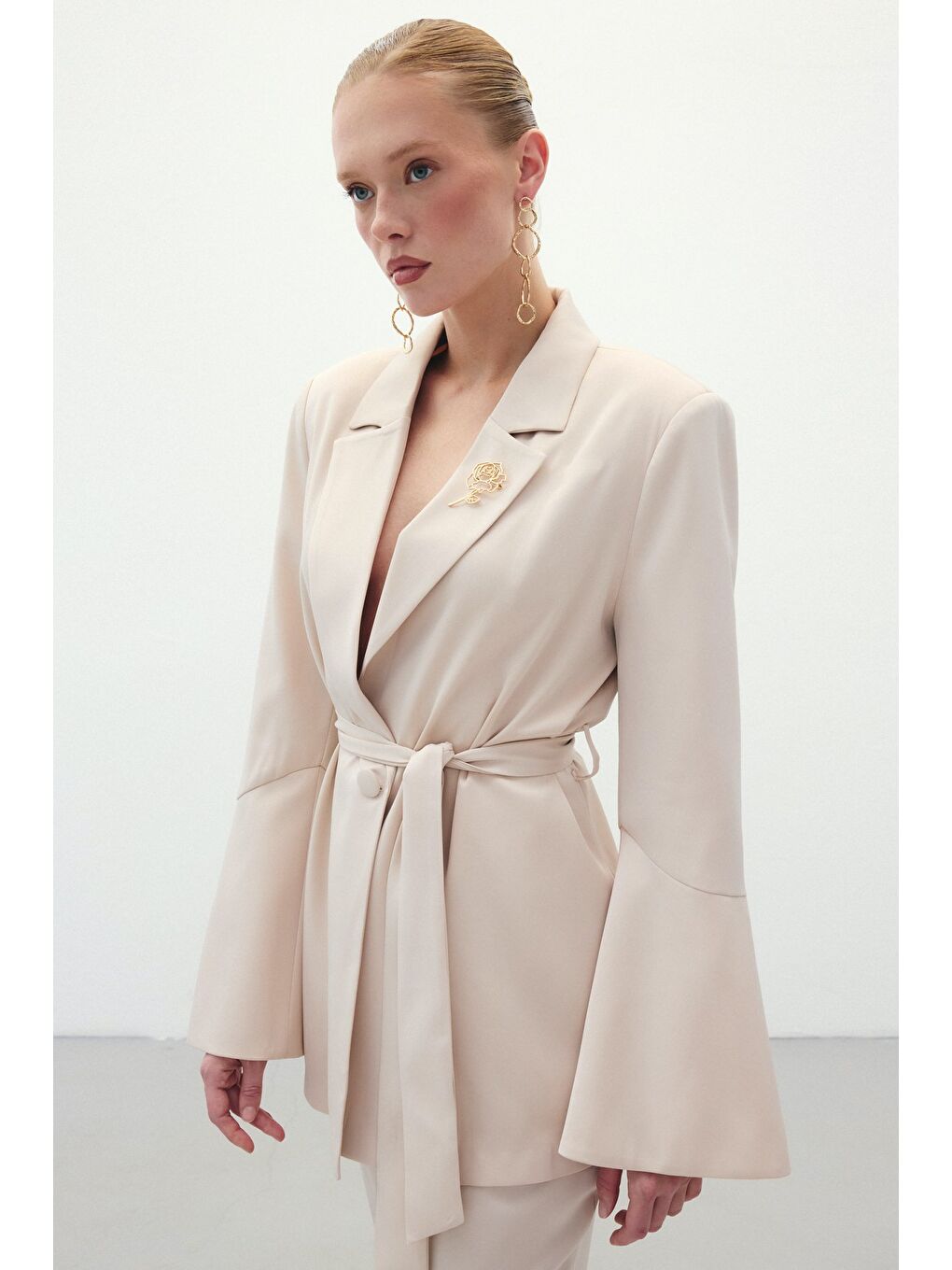 Broşlu Uzun Ceket - Bej