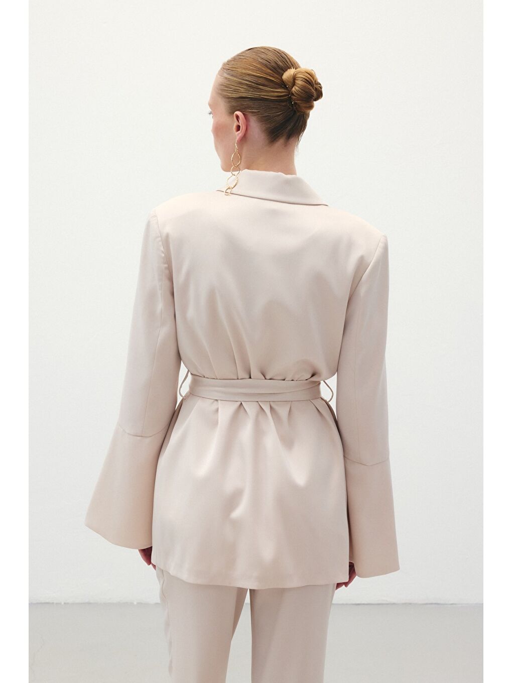 Broşlu Uzun Ceket - Bej-7