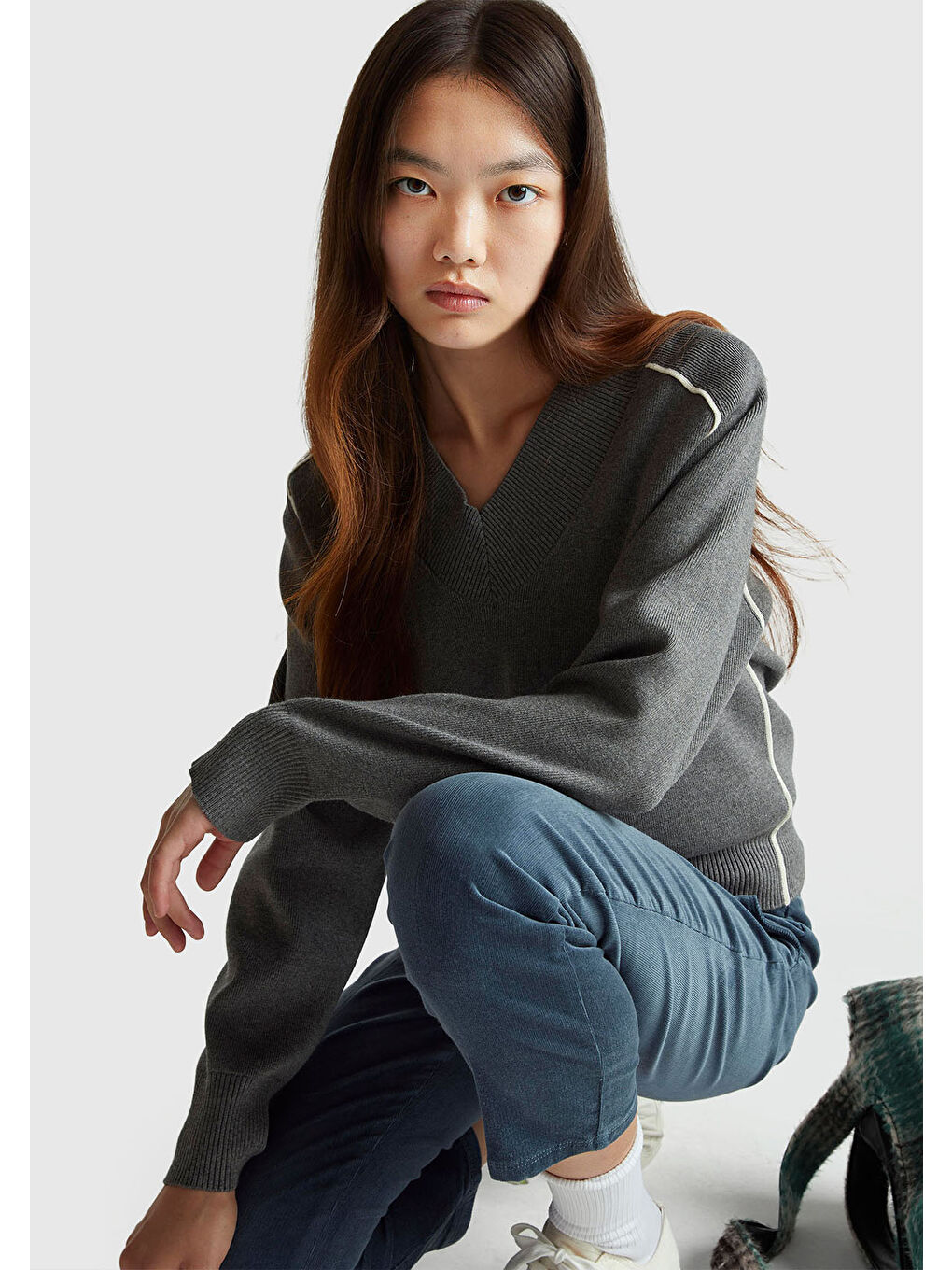 Gri Kadın Antrasit Melanj Viskoz Karışımlı Ribana Detaylı V Yaka Kazak-4