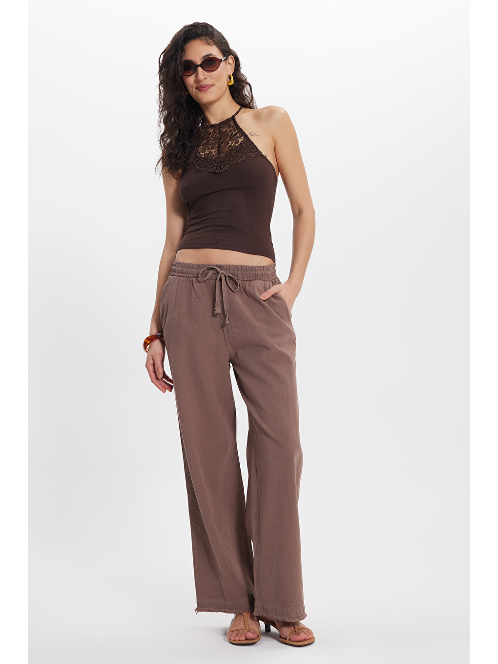 Kadın Slim Fit Dar Kesim Kolsuz Bİsiklet Yaka Dantelli Sırt Detaylı Kahverengi Bluz-1