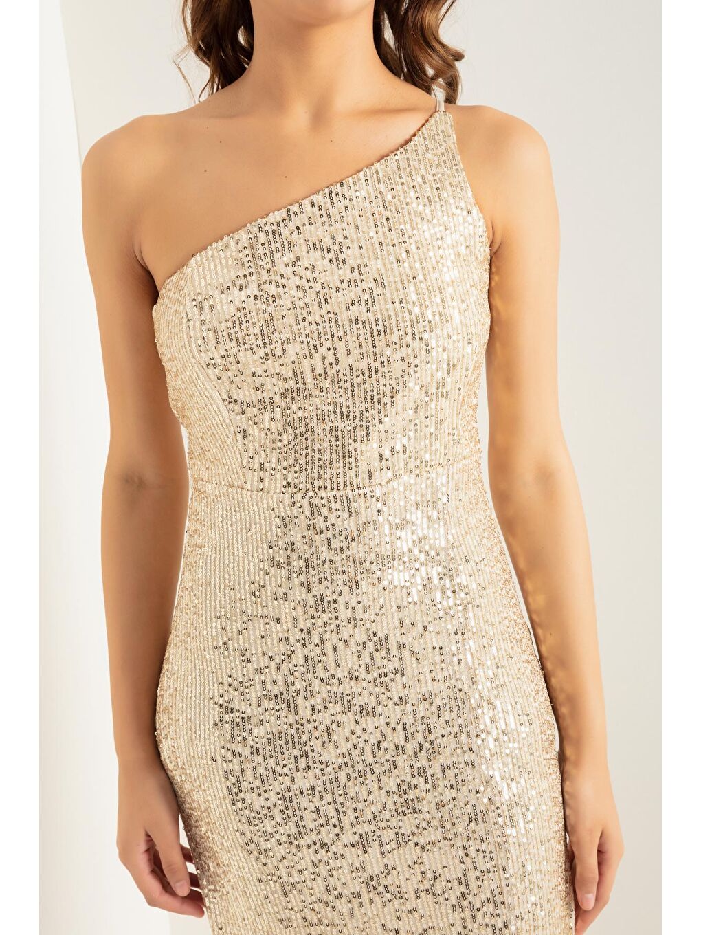 Kadın Bej Tek Omuzlu Yırtmaçlı Uzun Abiye Elbise-3