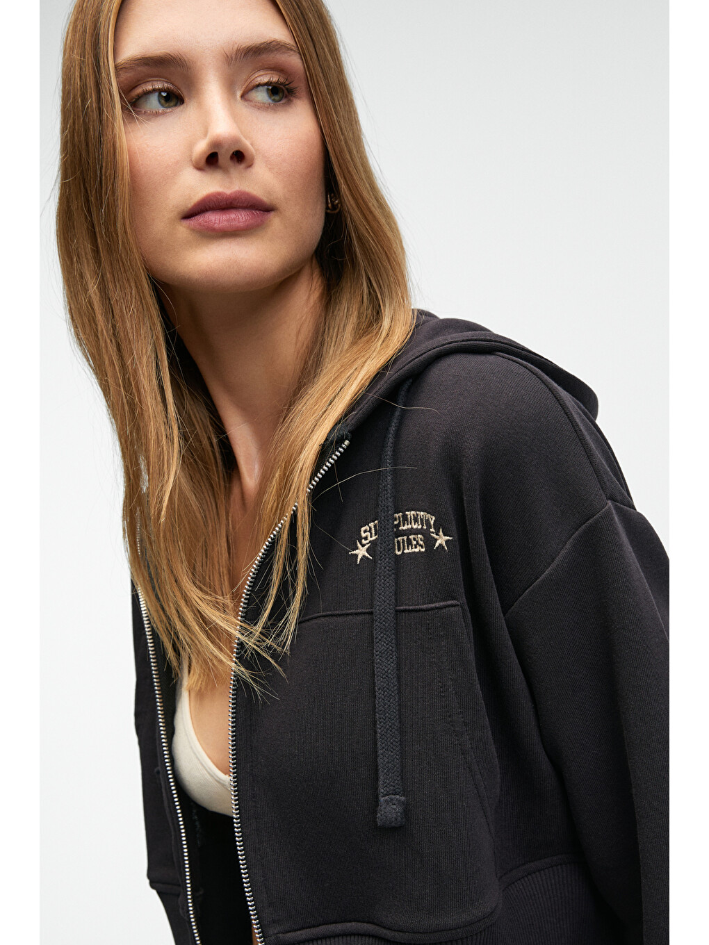 Elara Kadın Metal Fermuarlı Nakışlı Kapüşonlu Crop Antrasit Sweatshirt-2