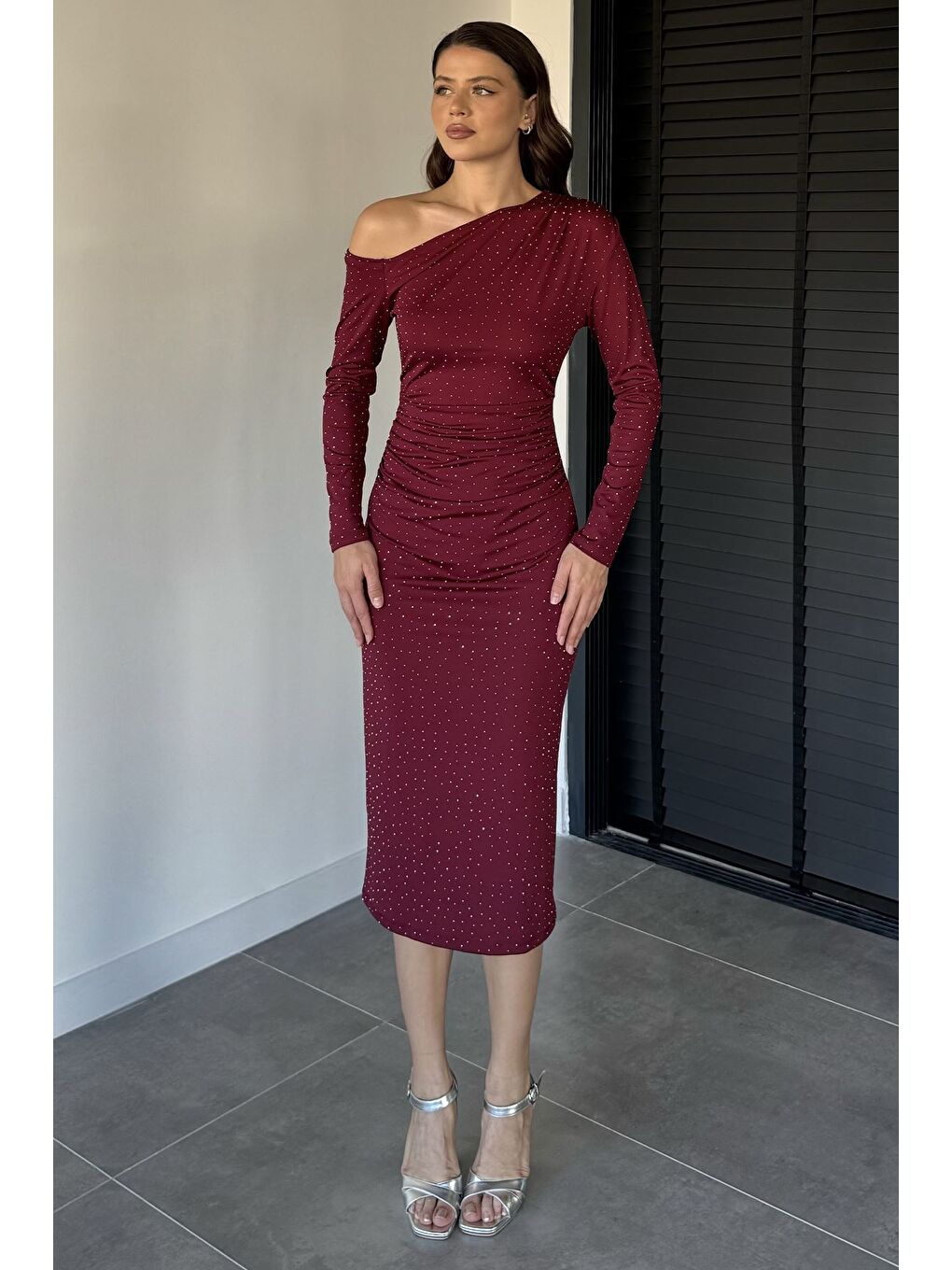 Bordo Tek Omuz Detaylı Taşlı Elbise