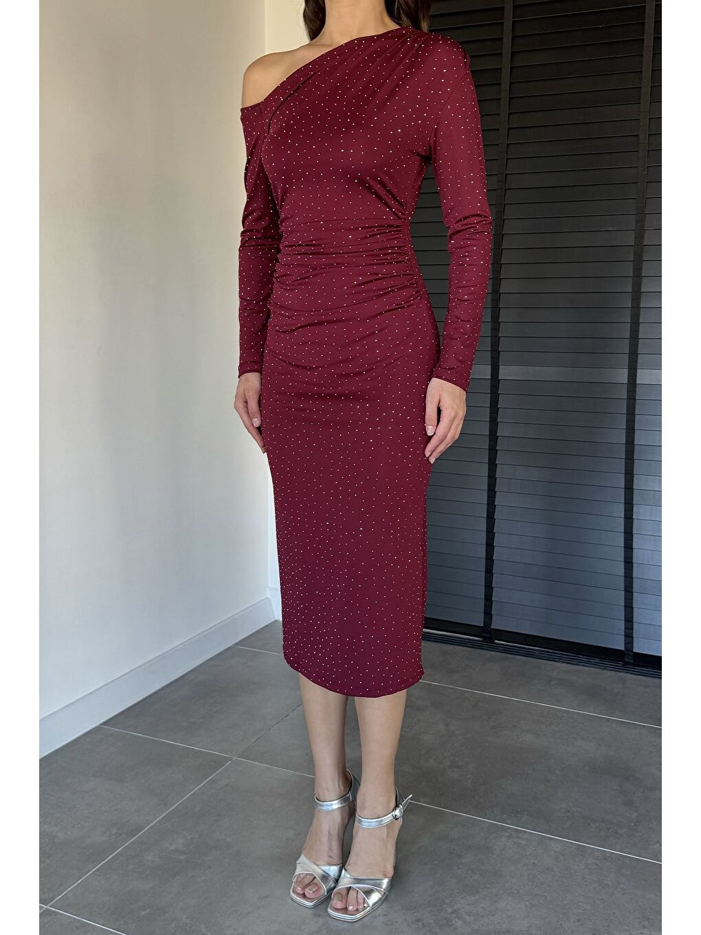 Bordo Tek Omuz Detaylı Taşlı Elbise-1