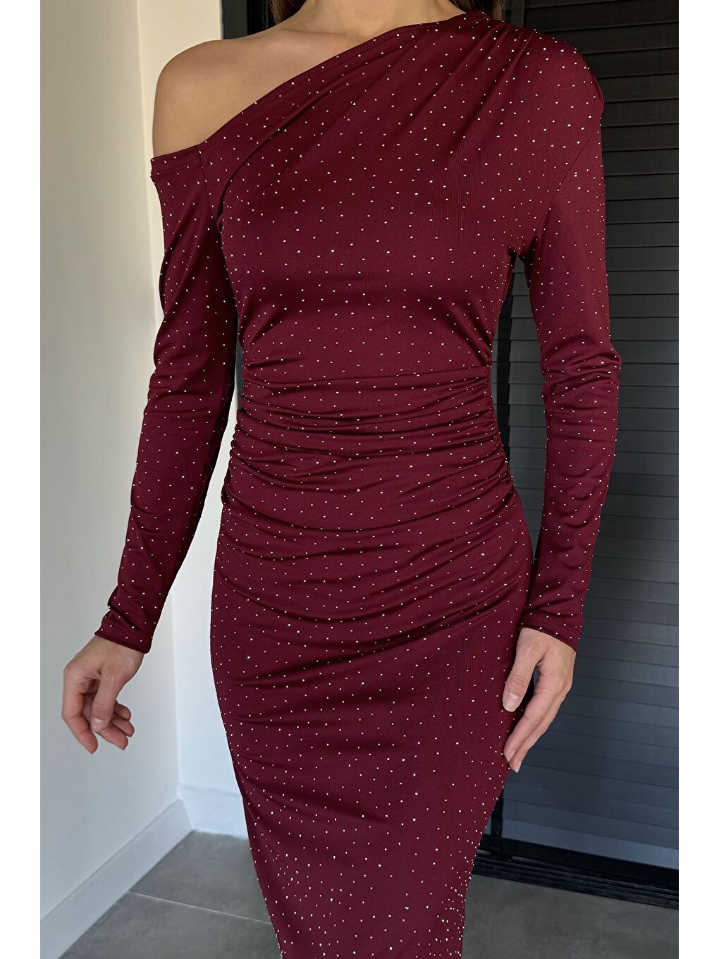 Bordo Tek Omuz Detaylı Taşlı Elbise-2