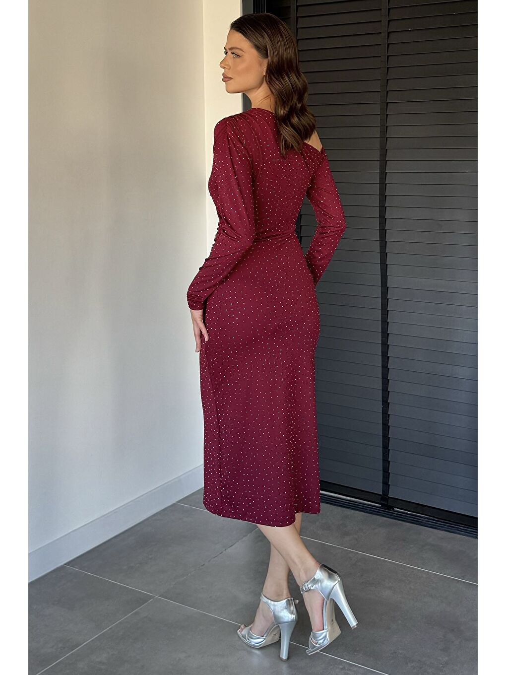 Bordo Tek Omuz Detaylı Taşlı Elbise-4