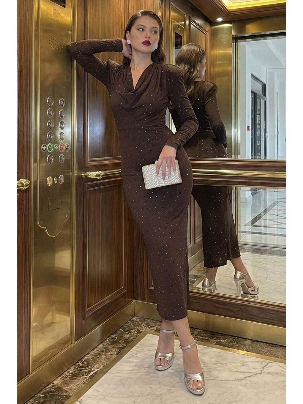 Kahverengi Kadın Degaje Yaka Omuz Vatkalı Yırtmaç Detaylı Taşlı Elbise