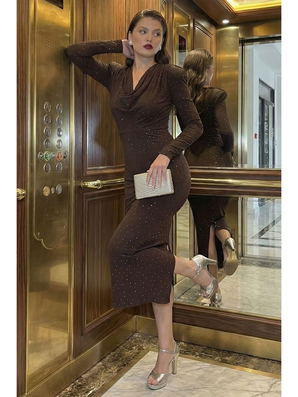 Kahverengi Kadın Degaje Yaka Omuz Vatkalı Yırtmaç Detaylı Taşlı Elbise-1