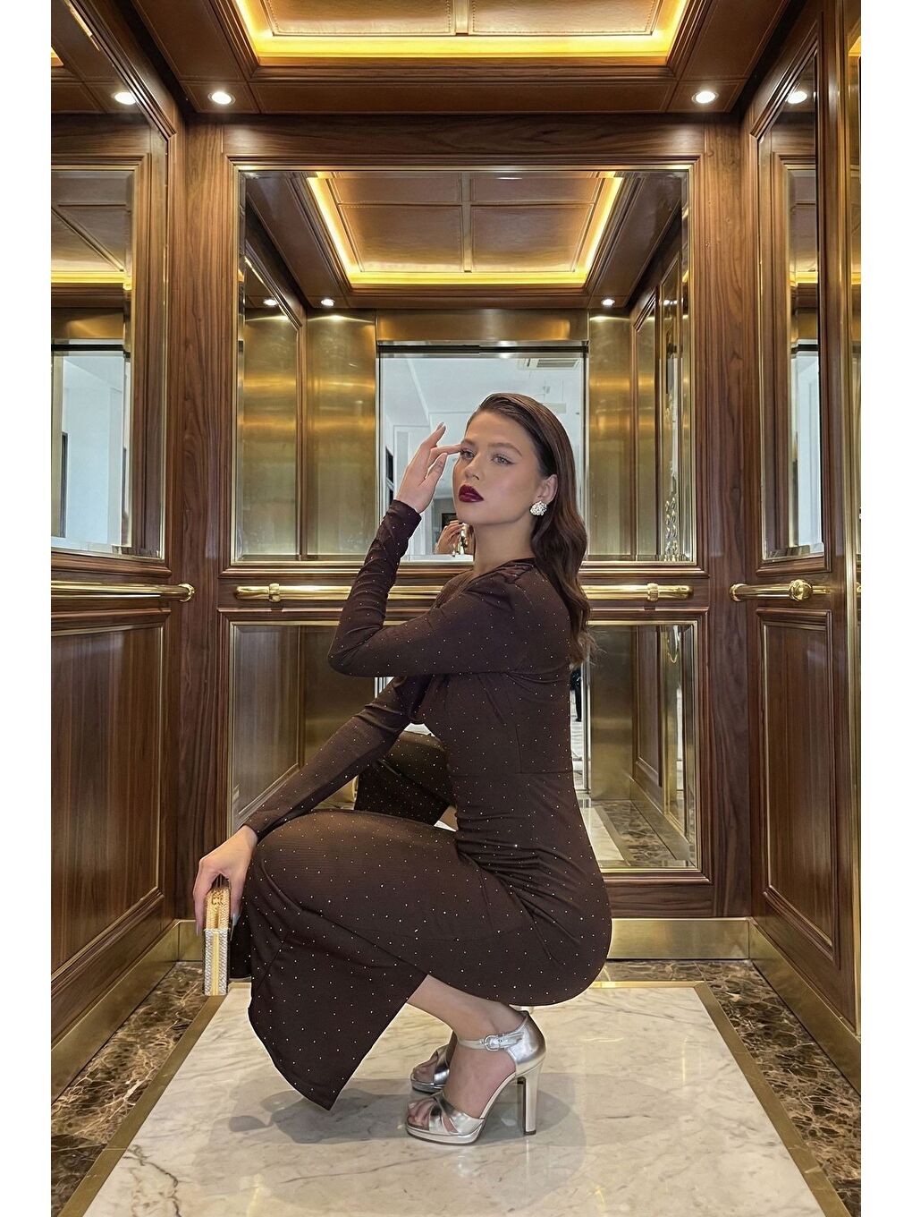 Kahverengi Kadın Degaje Yaka Omuz Vatkalı Yırtmaç Detaylı Taşlı Elbise-2