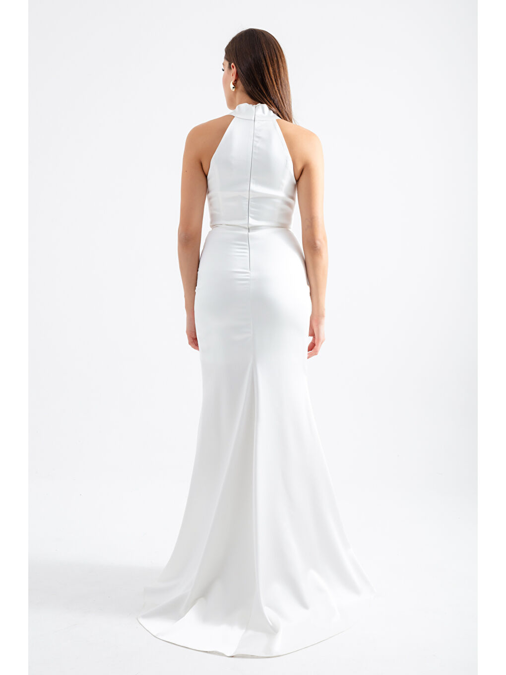 Kadın Beyaz Halter Yaka Yırtmaçlı Uzun Saten Abiye Elbise-4