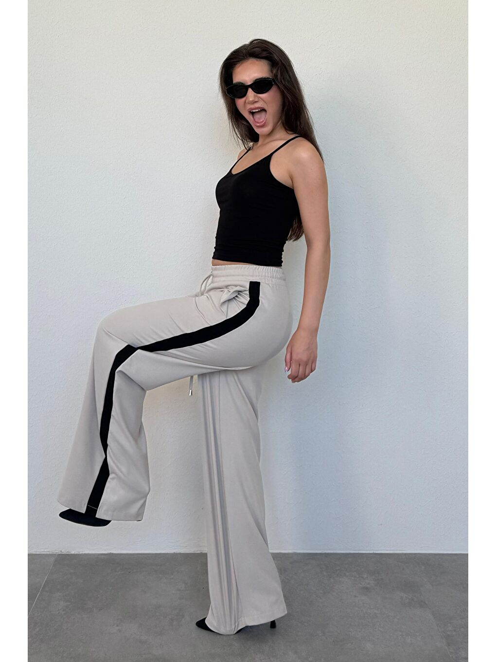 Bej Şerit Detaylı Bol Paça Kadın Pantolon Mg2441-1