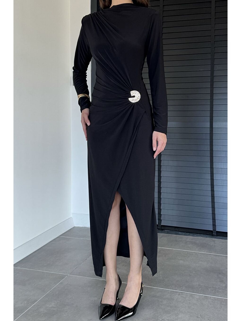 Siyah Kadın Omuz Ve Bel Drapeli Gold Tokalı Yırtmaç Detaylı Elastanlı Elbise-1