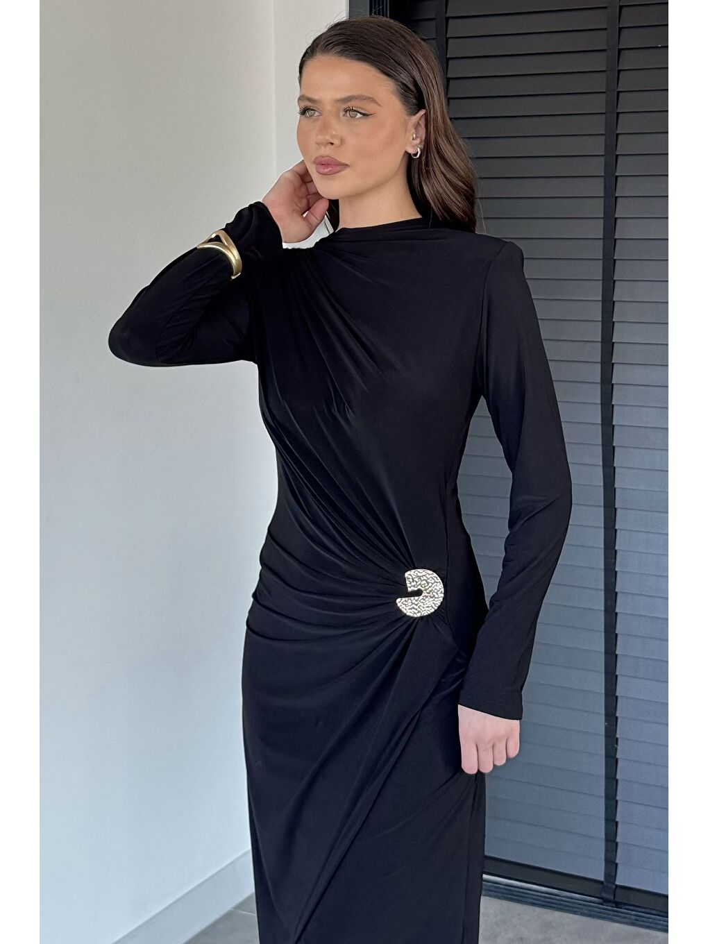 Siyah Kadın Omuz Ve Bel Drapeli Gold Tokalı Yırtmaç Detaylı Elastanlı Elbise-2