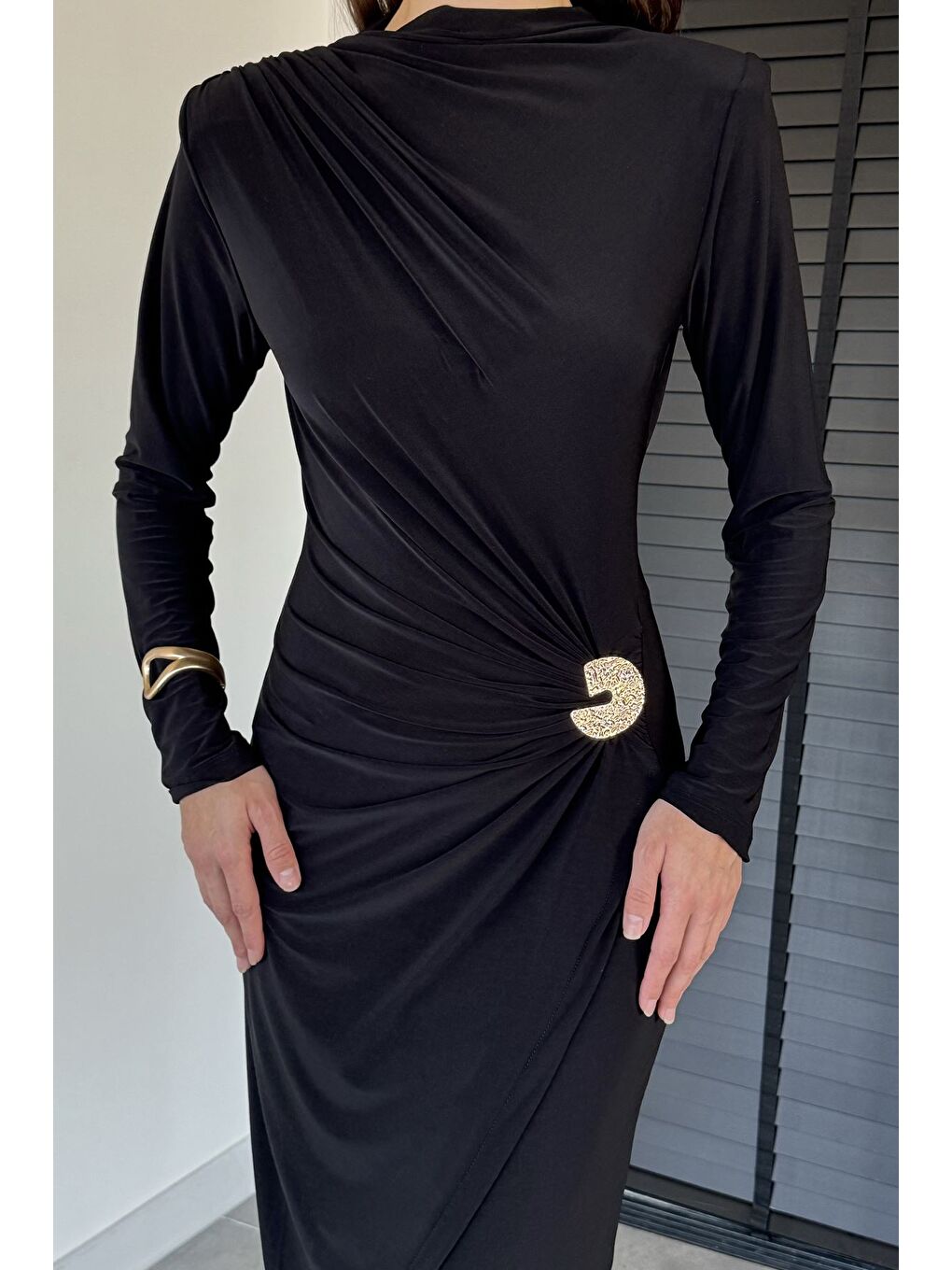 Siyah Kadın Omuz Ve Bel Drapeli Gold Tokalı Yırtmaç Detaylı Elastanlı Elbise-3