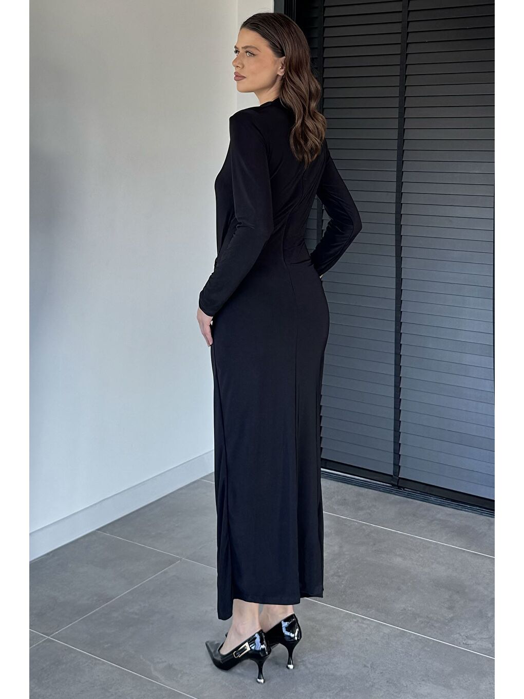 Siyah Kadın Omuz Ve Bel Drapeli Gold Tokalı Yırtmaç Detaylı Elastanlı Elbise-4