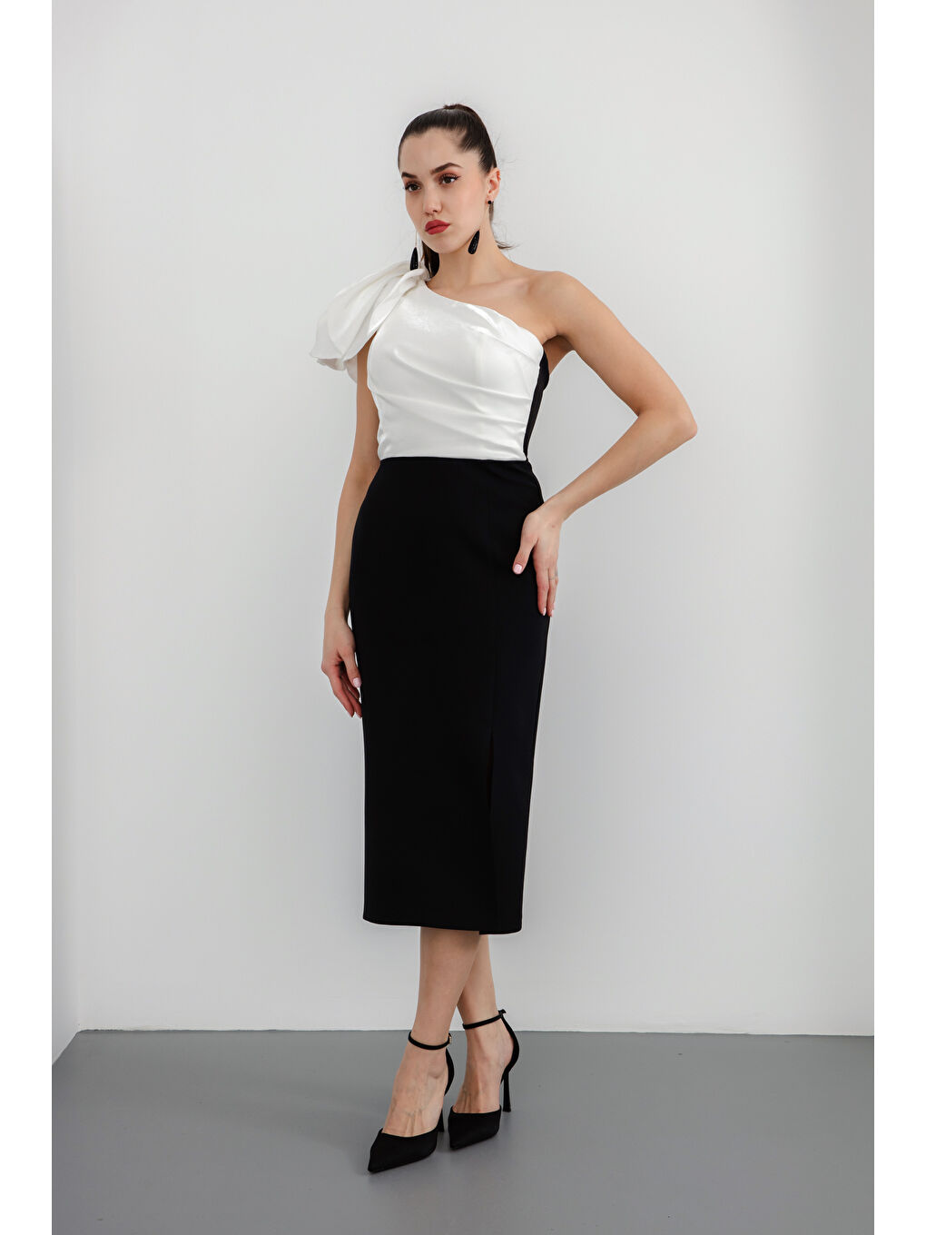 Kadın Siyah-Beyaz Organze Detay Midi Söz Nişan Nikah Abiye Elbise