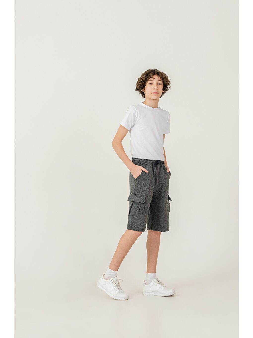 Antrasit Çift Kargo Cepli Sol Cep Kapağı Baskılı Erkek Çocuk Şort-1