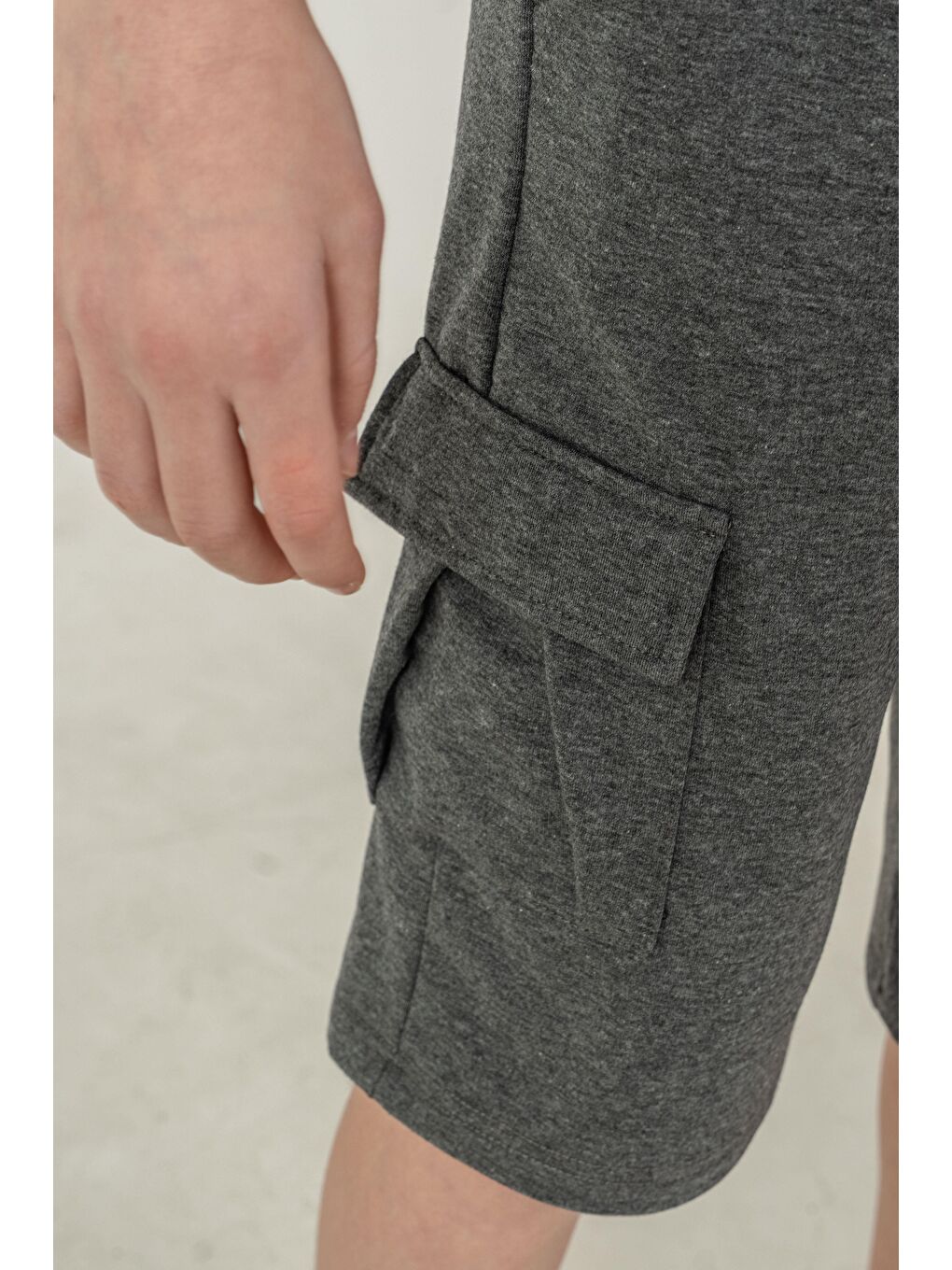 Antrasit Çift Kargo Cepli Sol Cep Kapağı Baskılı Erkek Çocuk Şort-3