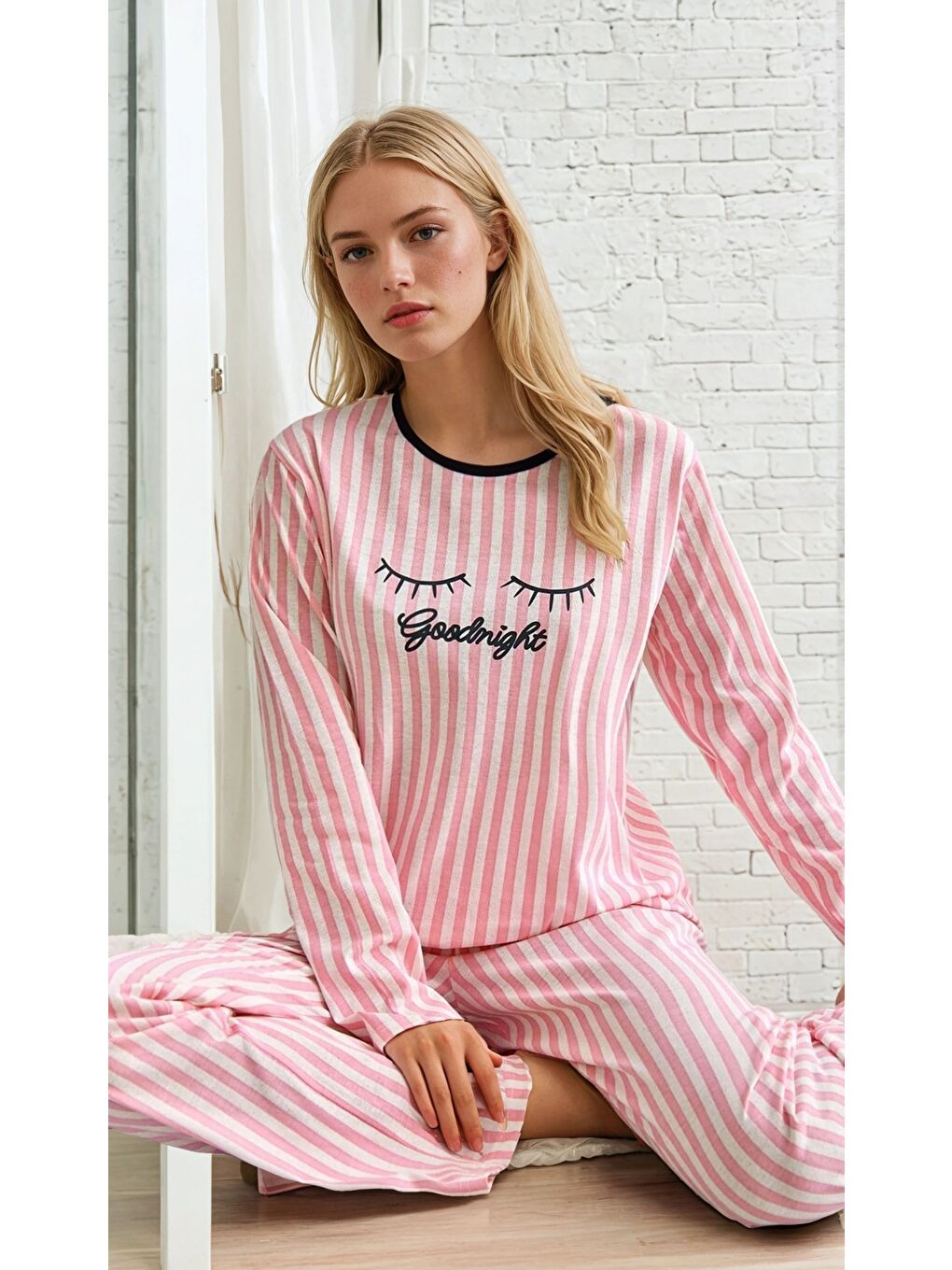 Uzun Kollu Pembe Çizgili Pijama Takımı