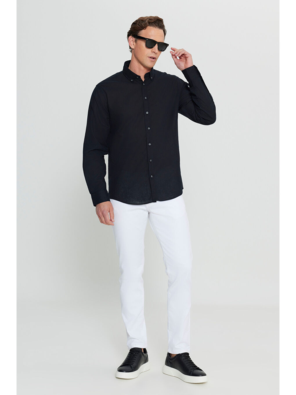 Erkek Siyah Pamuklu Keten Comfort Fit Rahat Kesim Düğmeli Yaka Armürlü Gömlek-1