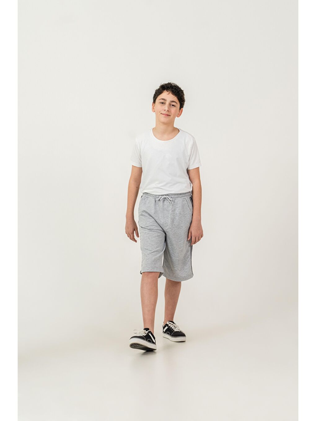 Gri Yanlar Şeritli Erkek Çocuk Şort