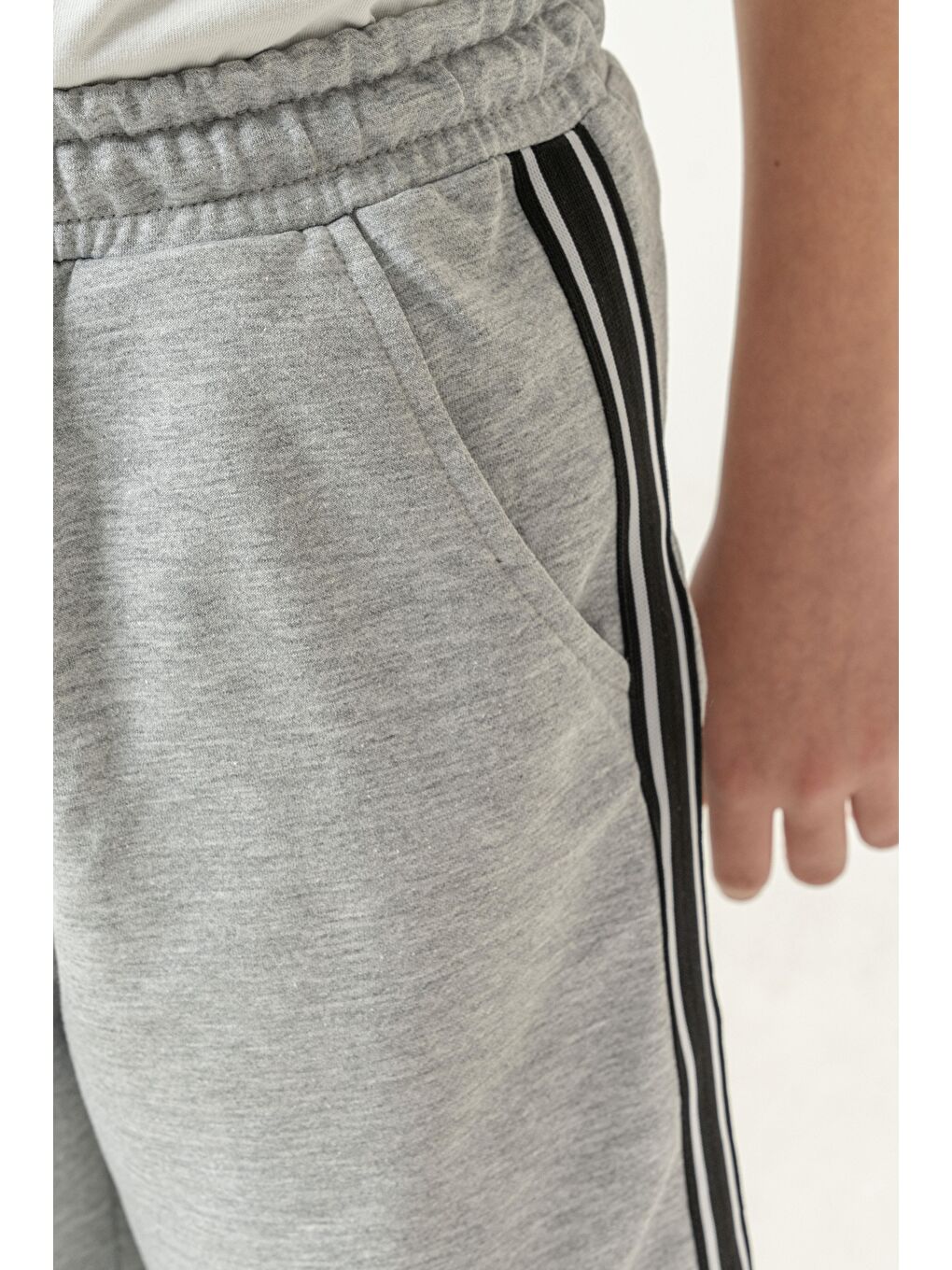 Gri Yanlar Şeritli Erkek Çocuk Şort-3