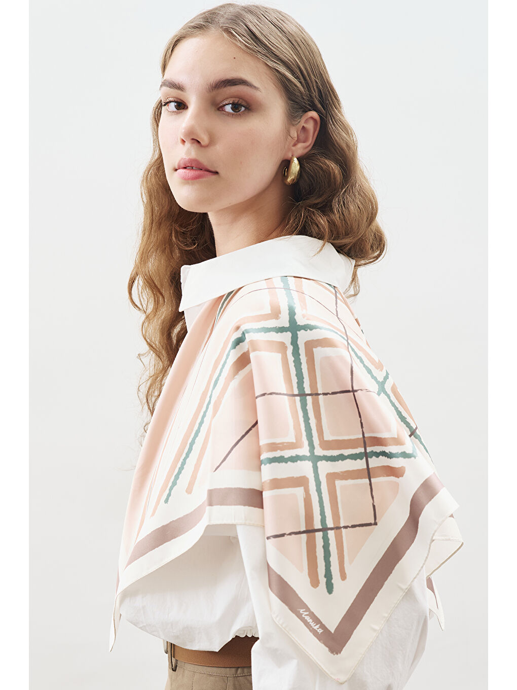 Bej Desenli Orta Boy Saten Fular Leya-1