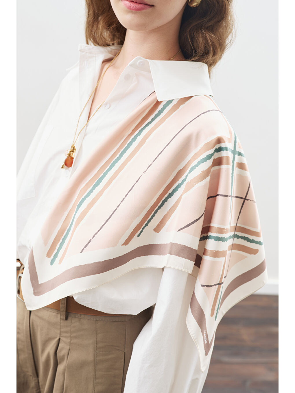 Bej Desenli Orta Boy Saten Fular Leya-2