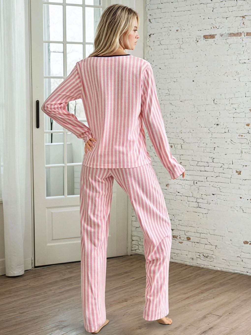 Uzun Kollu Pembe Çizgili Pijama Takımı-1