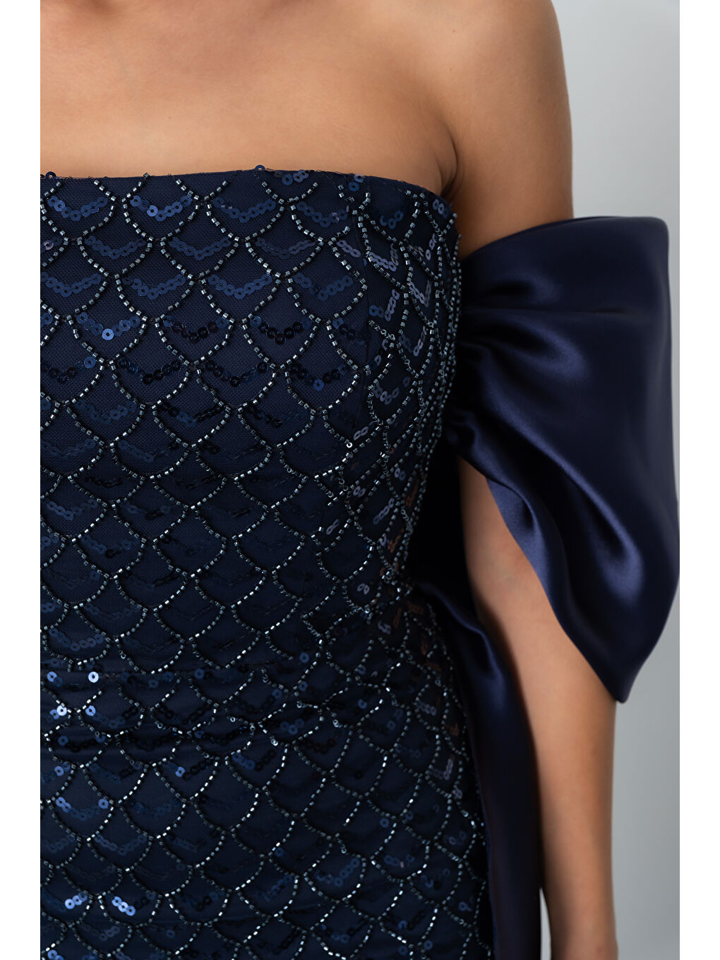 Kadın Lacivert Straplez Boncuklu Saten Kuyruklu Uzun Abiye-4