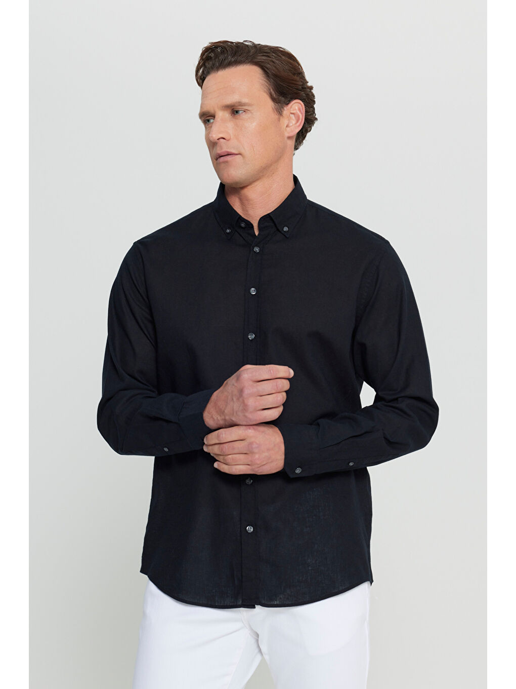 Erkek Siyah Pamuklu Keten Comfort Fit Rahat Kesim Düğmeli Yaka Armürlü Gömlek-2