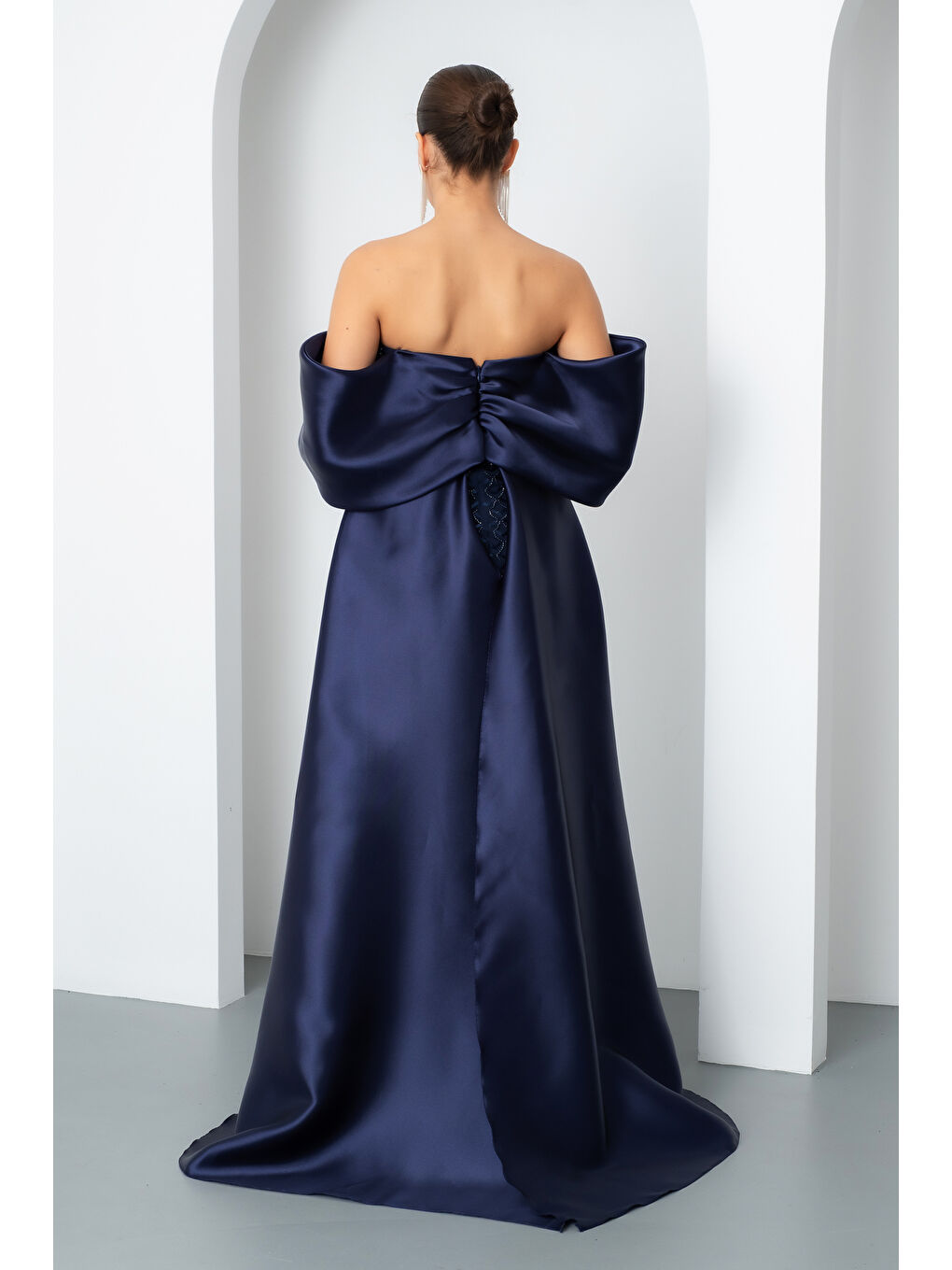 Kadın Lacivert Straplez Boncuklu Saten Kuyruklu Uzun Abiye-5