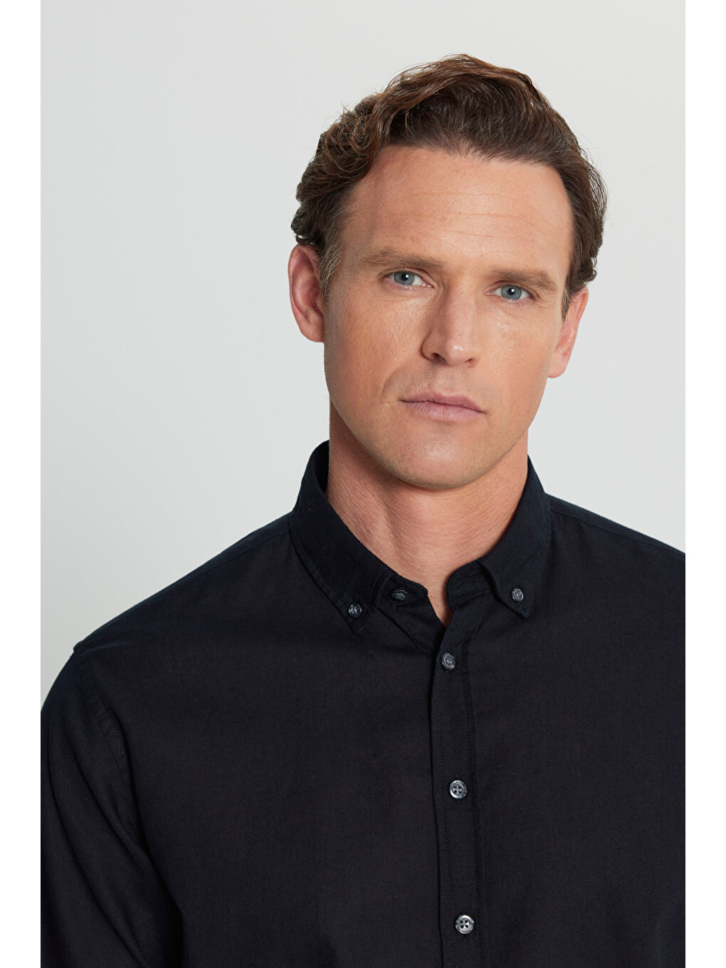 Erkek Siyah Pamuklu Keten Comfort Fit Rahat Kesim Düğmeli Yaka Armürlü Gömlek-3