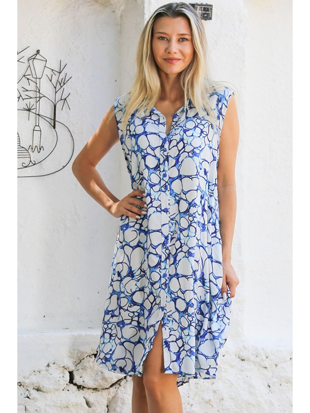 Beyaz-Mavi Gömlek Yaka Kolsuz Düğmeli Allover Baskılı Dokuma Casual Elbise