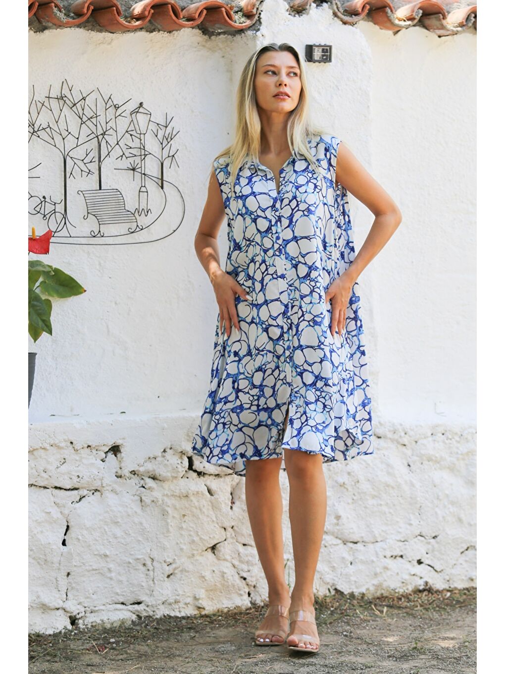 Beyaz-Mavi Gömlek Yaka Kolsuz Düğmeli Allover Baskılı Dokuma Casual Elbise-1