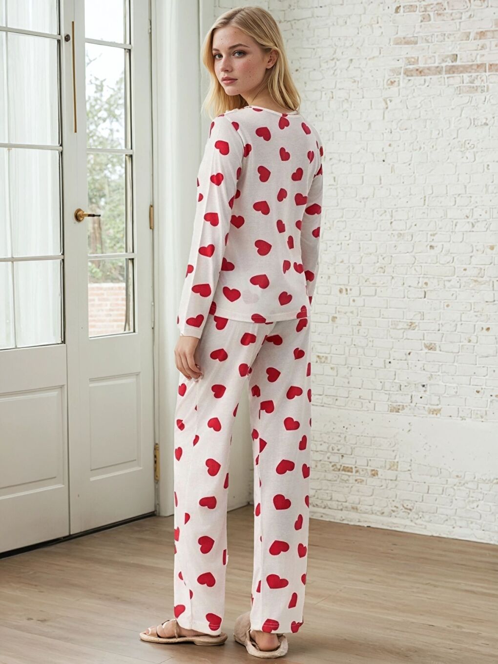 Beyaz Uzun Kollu Kalp Desenli Pijama Seti-1