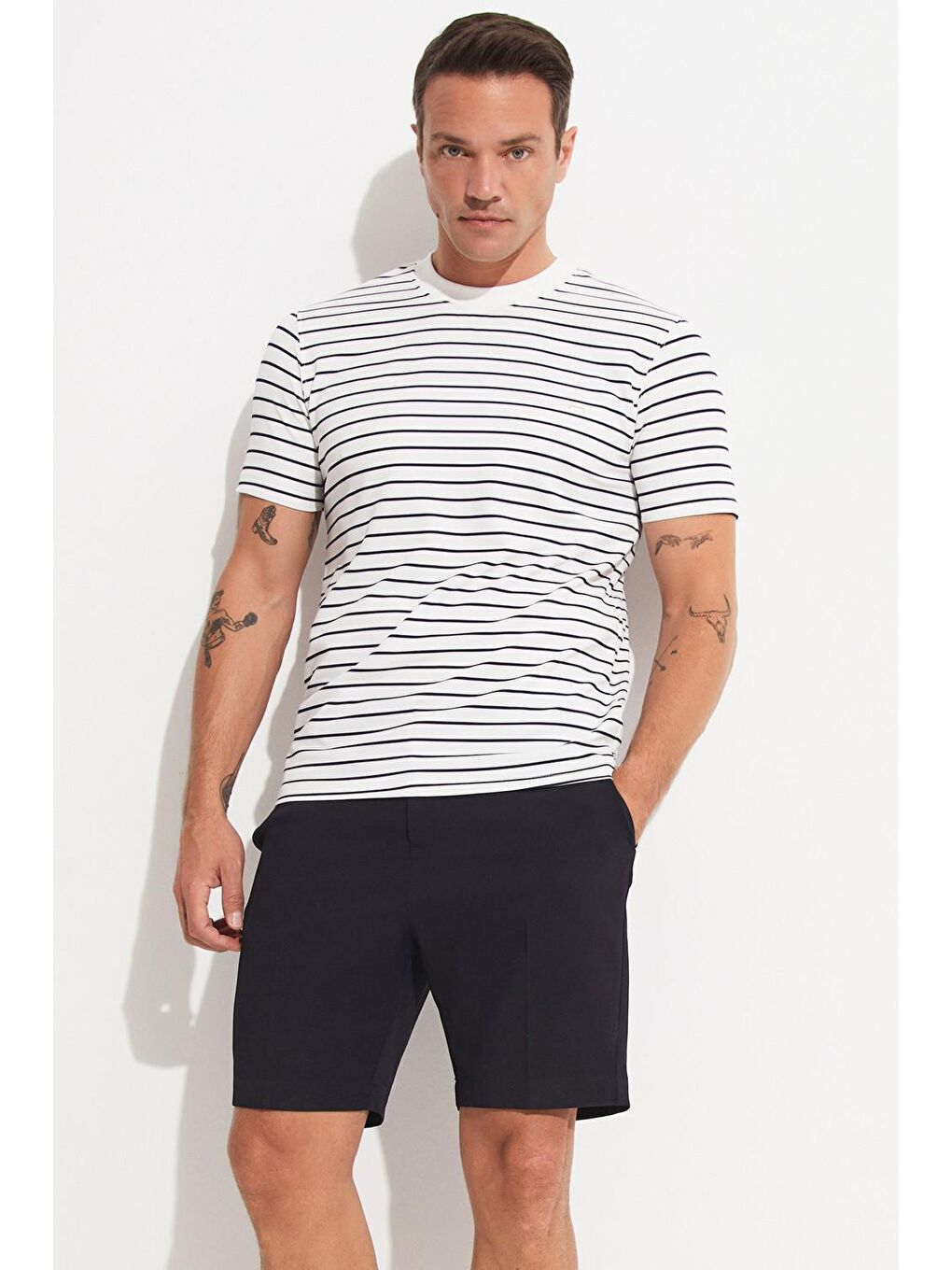 Beyaz Erkek Regular Fit Bisiklet Yaka Çizgili T-Shirt